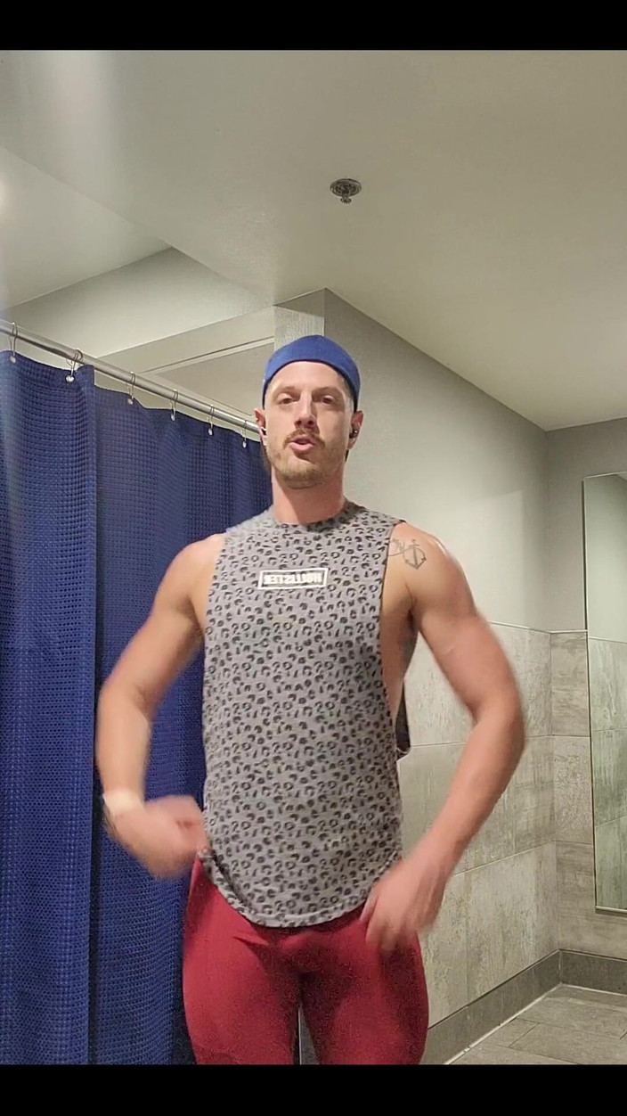 KingB8er: Aku suka banget flexing dan pamer tubuh aduhaiku di ruang...