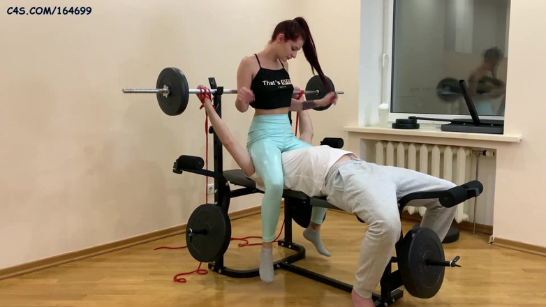 Petite Princesses Femdom: Puan kepala merah Sofi dalam bingkap biru duduk muka dan...