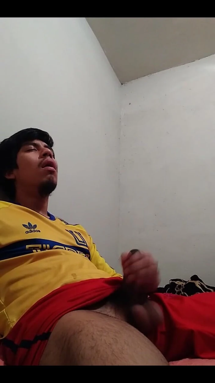 AlexAlejandro13: 이 오지는 두꺼운 페니스 보고 탈출해줘