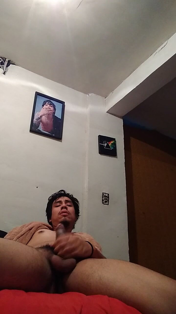 AlexAlejandro13: Entra a la cama conmigo, siento tener mucho sexo hardcore