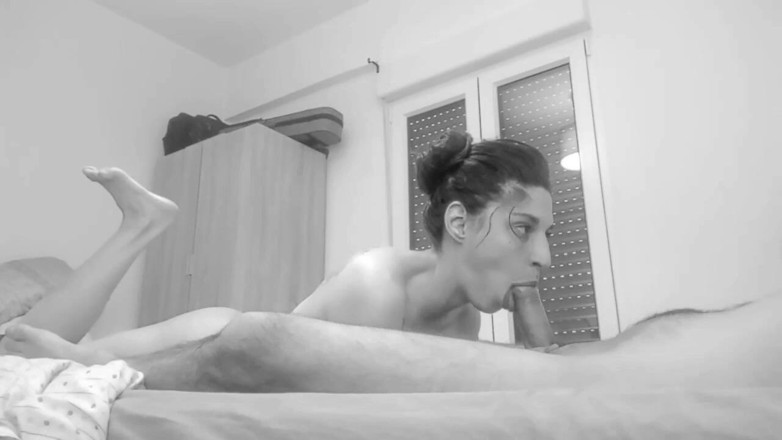 Akasha7: Güzel bir kız derin oral seks yapıyor, tükürük kullanarak penisini...
