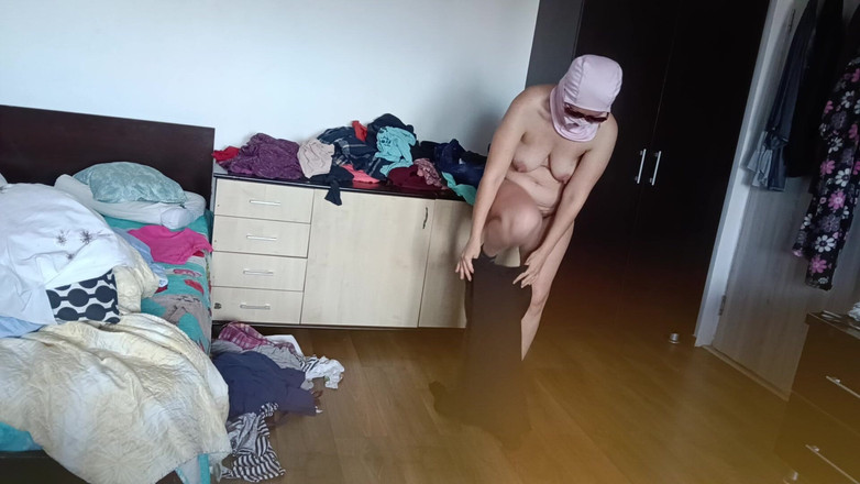 Amateur_MS: Amatör Kadın Kıyafetlerini Denerken Ve Keserken Eğleniyor.