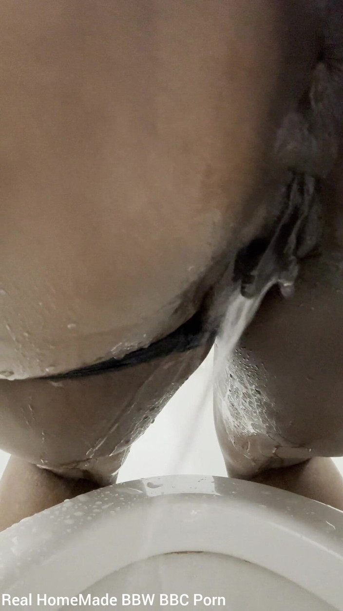Super sexy ebony cuties: Трусики в сторону, писаю в туалете в видео от первого лица