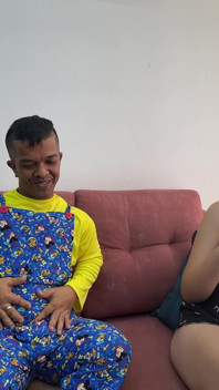 मेरे शरारती सौतेले भाई ने मुझे घर को साफ नहीं करने दिया और एक बहाना के रूप में वह मुझे जोर से चोदता है
