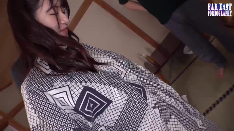 Far East pornography: 濡れた跡がさまよい、彼女が裸にするたびにいたずらっぽいきらめく跡を残す