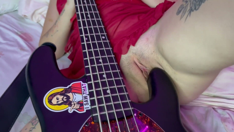 lanalovacutie: Fuck-my-guitar