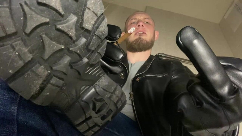 Hunky time: Leather Boss Sigara Içiyor