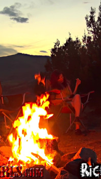 Süße rothaarige macht erste arsch-zu-mund und lesbische erfahrung im Camping-Vorsprechen-Video