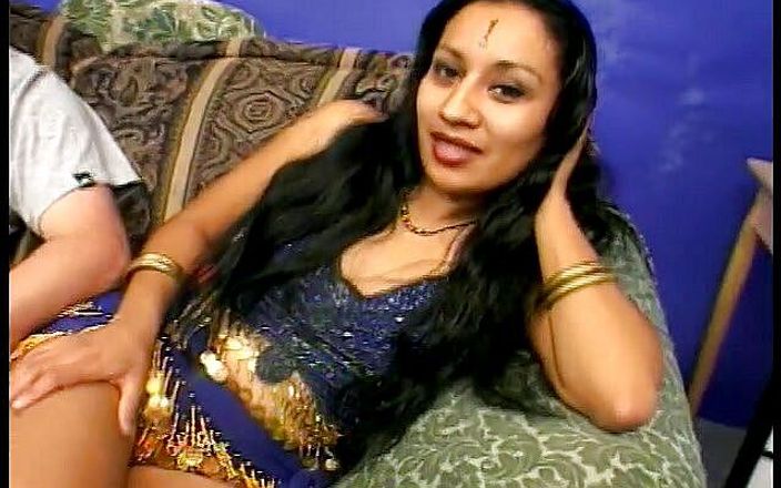 Threeway Entertainment: Індійська сучка трахає її волохату пизду під час смоктання іншого члена