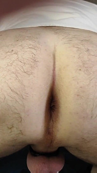 La Maîtresse Baise Son Mari Esclave Avec Les Pieds Dans Le Cul Et Frotte Son Sexe Juteux Avec Excitation