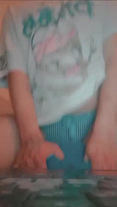 Prozac_Baby: Bantal membonggol seluar dalam femboy ftm dan tinggi paha. Mengisar,...