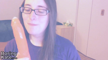 Boring Kate: Kate succhia un grosso dildo