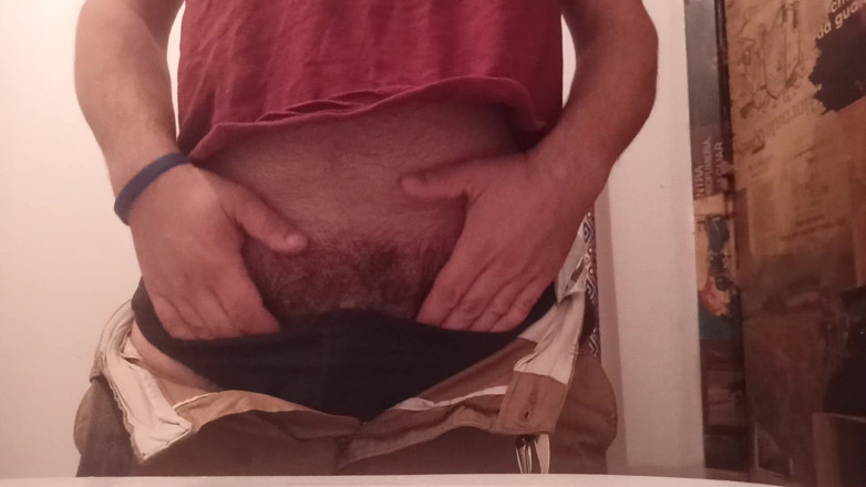 Kinky Guy: Tüylü adam banyoda işiyor