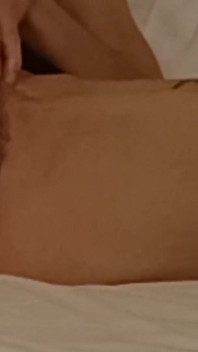 Kelly en haar pulserende poesje in een moment van liefdesplezier en een sterk orgasme