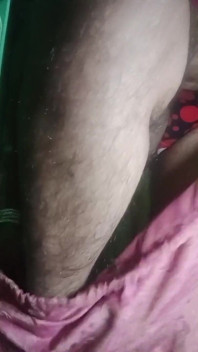 Indische schwule transvestit-ehefrau gaurisissy in pink, salwar, kurta, drückt ihre großen möpse