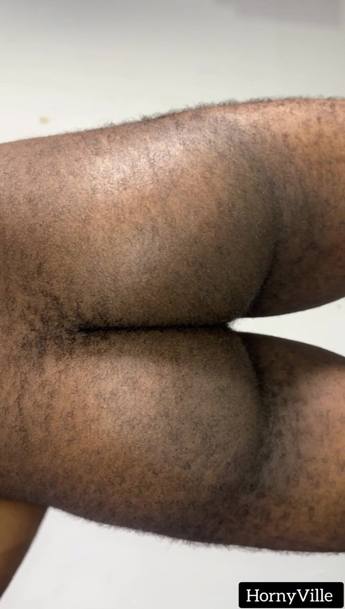 HornyVille G: Chico negro musculoso se masturba