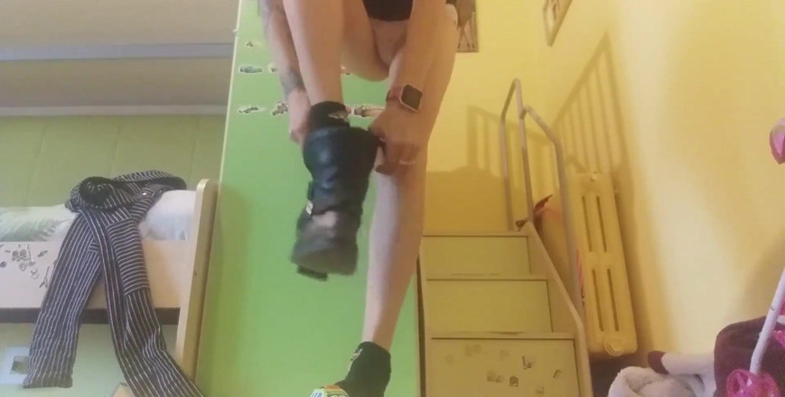 savannahamatoriale: Une maîtresse impitoyable détruit tout sous ses bottes