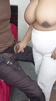 Můj nevlastní bratr se mnou sdílel pokoj a venku ošukal moji těsnou panenskou kundičku