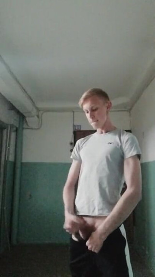 Dick Boys Studio: Decidí masturbarse en la entrada