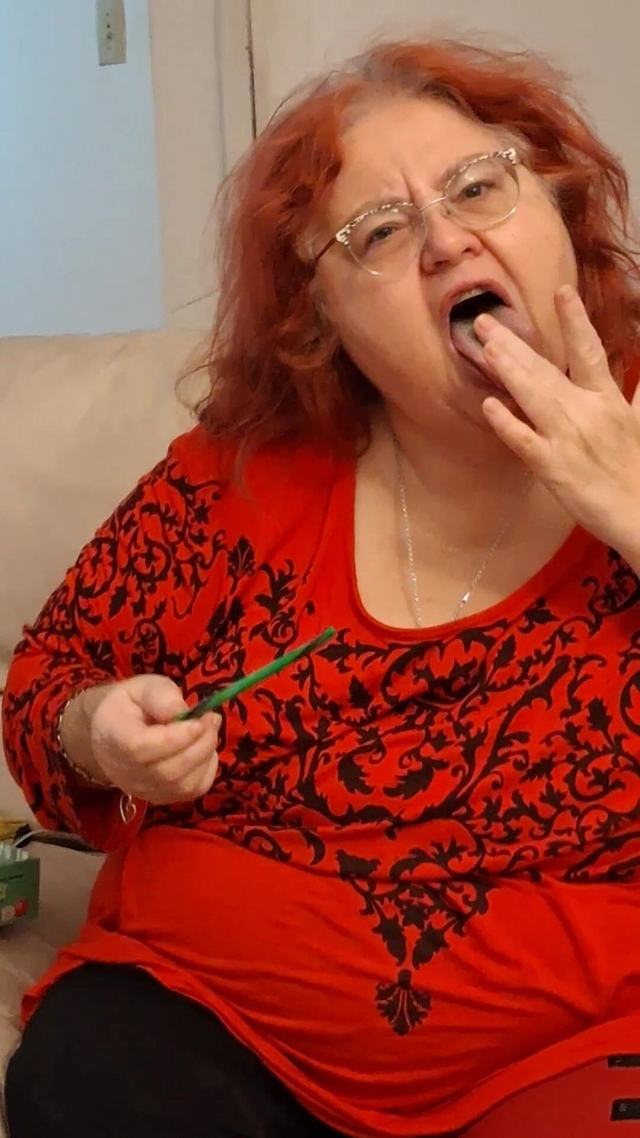 BBW nurse Vicki adventures with friends: 사탕 지팡이 전나무를 빨고 핥는 육덕 간호사 Vicki