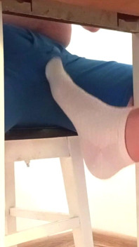 Sockjob &ruinierter orgasmus unter dem tisch