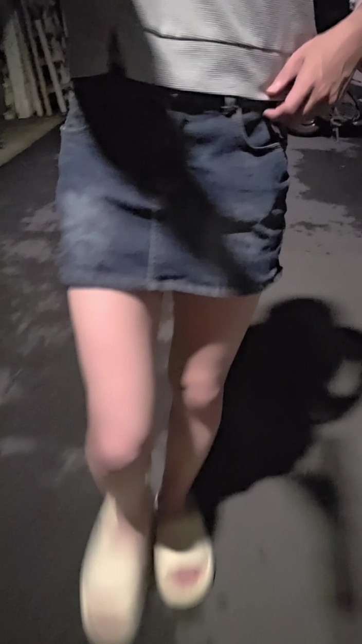 Taiwancdgirl: Shemale Ting Xuan dalam skirt denim mini melancap di luar...