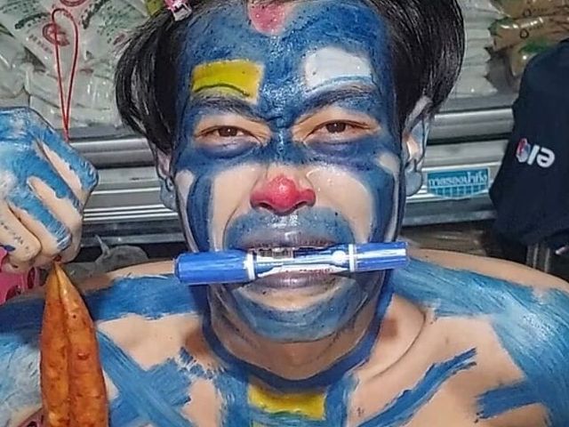 Cosplay Gay (Clown likes to play with colors. Aof)