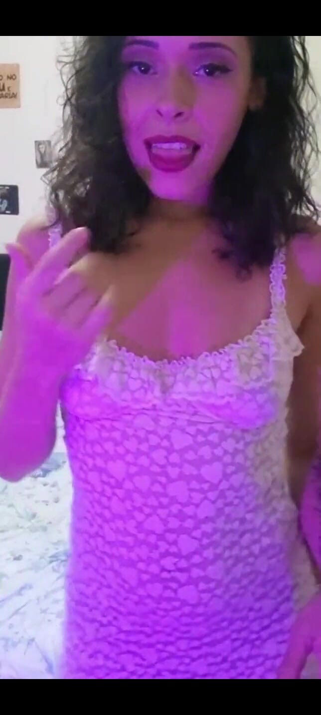 Espuleta Maia: Latina caliente se moja y se masturba en la cama...