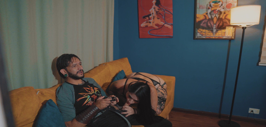 Leyton Big: Cette fille gothique veut ma bite pendant que je joue