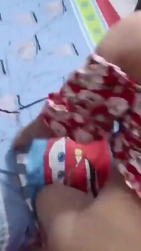 Heiße stiefmutter ejakuliert während weihnachten auf dem schwanz ihres stiefsohns
