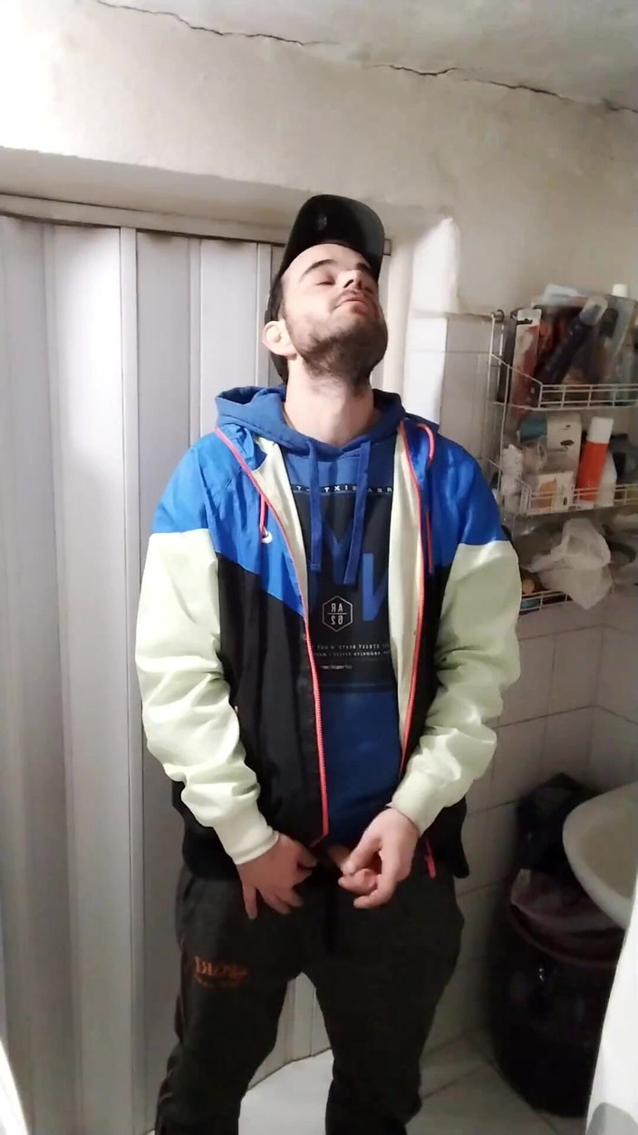 jerkofflover: Banyoda eski erkek arkadaşıma mastürbasyon yapıyorum çünkü uyuyakaldı ve bana verecek...