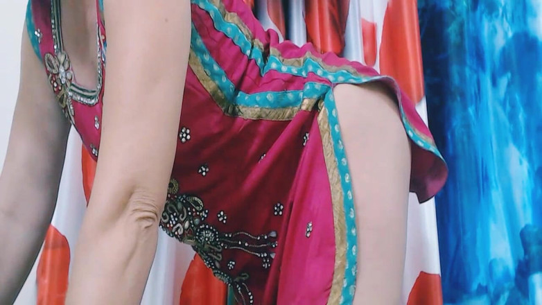 Bolly Karma: Saya suka ibu tiri di belakang ayah tiri saya