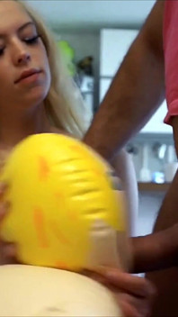 La paja de Penny con muñeca sexual
