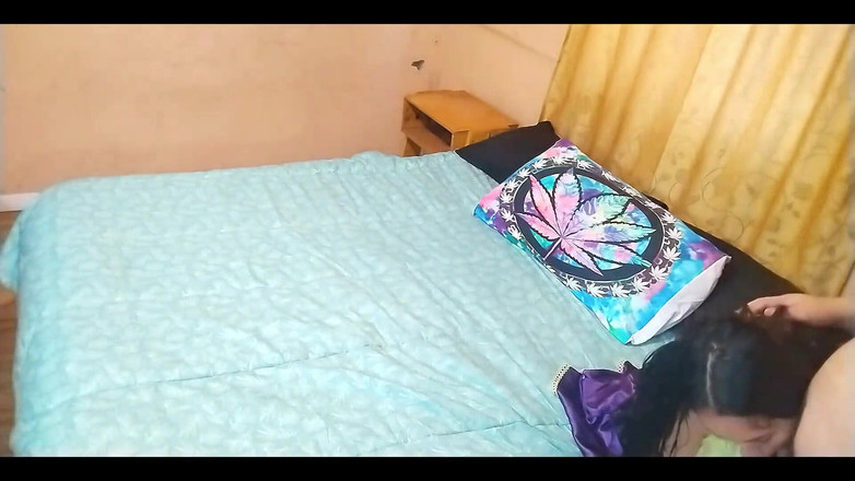 BBW Kelly Mom: Saya tertangkap ibu tiri saya mencari sesuatu di bawah katil....