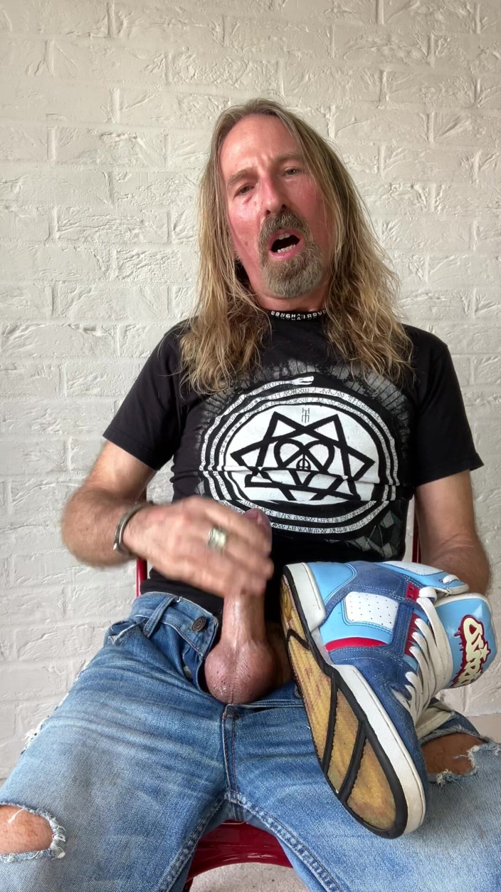 Longhairdude: Longhairdude wanks và cums với huấn luyện viên osiris, quần...