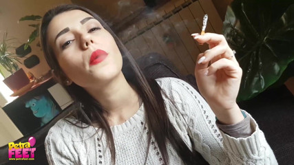 Smokin Fetish: Фантастична брюнетка красуня так любить сигари