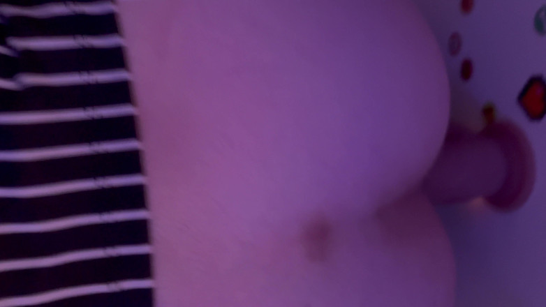 Naomi Pink: Istriku dientot pakai dildo