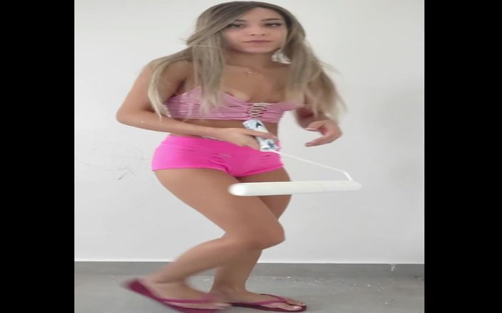 Priscila Belini: Une exhibitionniste blonde sexy
