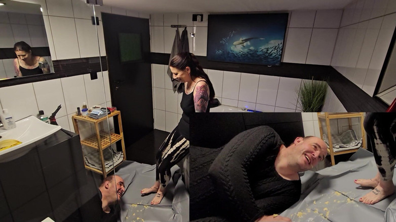 Femdom-Team-German: Slave Is Fed with Bananas