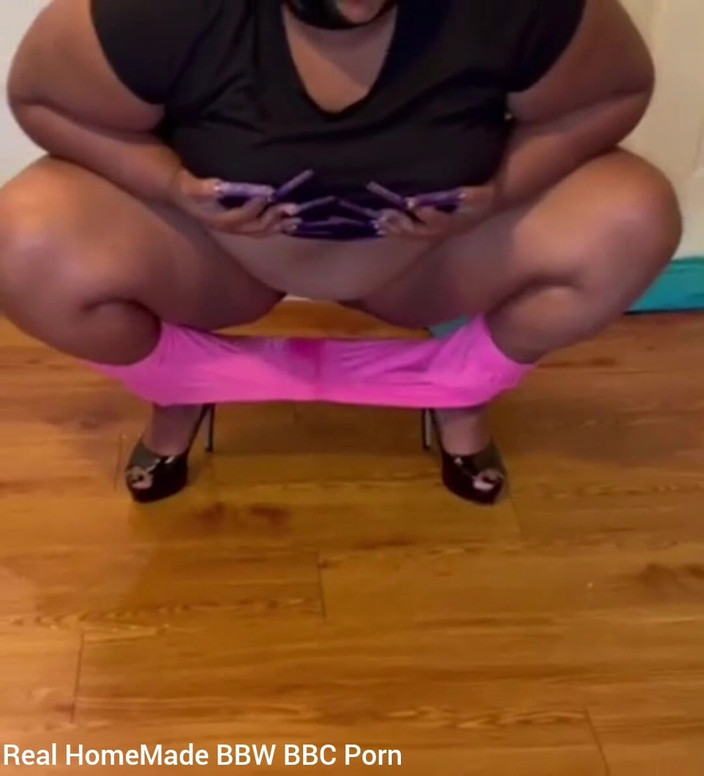 Super sexy ebony cuties: 床に小便をしている