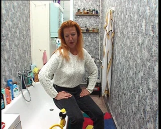 YOUR FIRST PORN: Tante Nina Wichst in Der Badewanne - Aunt Nina Jerks off...