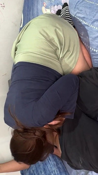 내 방에 들어온 놈이 그녀를 따먹어 나는 짧은 치마를 입은 배다른 여동생에게 나를 유혹해