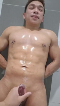 Trzymaj się! Chodź bliżej! Asia Twink Dostać niezły handjoib w szatni!