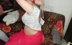 Une femme indienne sexy se fait baiser par l’ami de son mari à la maison