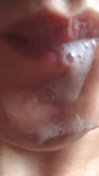 Delizioso!! Il ragazzo etero mangia il suo carico