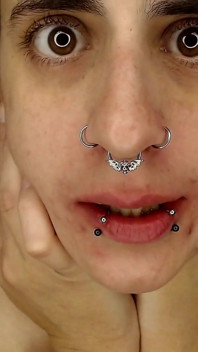 Tour mit großem mund und piercings