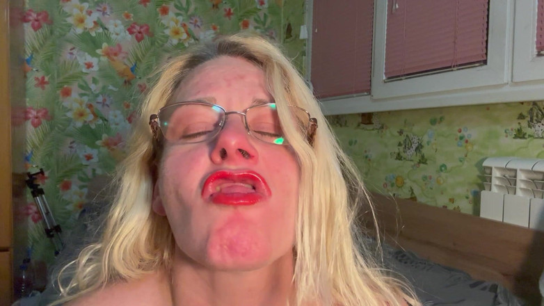 Putarankahotmilf: 继母乞求她的继子吮吸他的鸡巴并得到惩罚