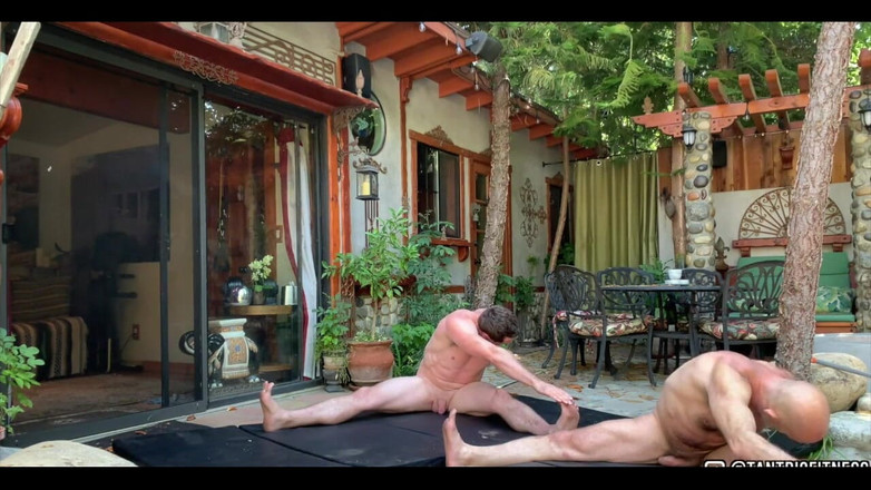 Tantric Fitness: Naken Pilates träning!