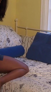 Latina brunetka Lizzy Solo masturbuje się gorącymi palcami # 2