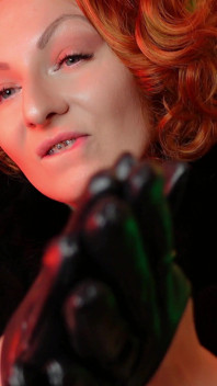 Sexy pin up arya haciendo sonidos ASMR con guantes de cuero cortos